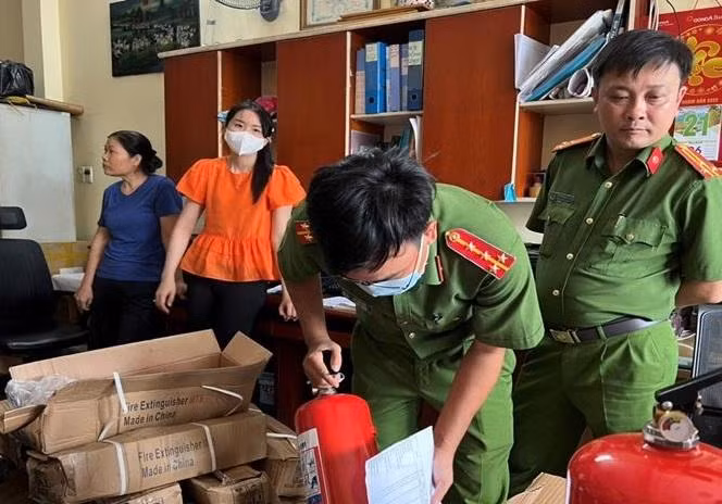 Cơ quan chức năng tiến hành kiểm tra tại 1 cơ sở kinh doanh. Cơ quan chức năng tiến hành kiểm tra tại 1 cơ sở kinh doanh.