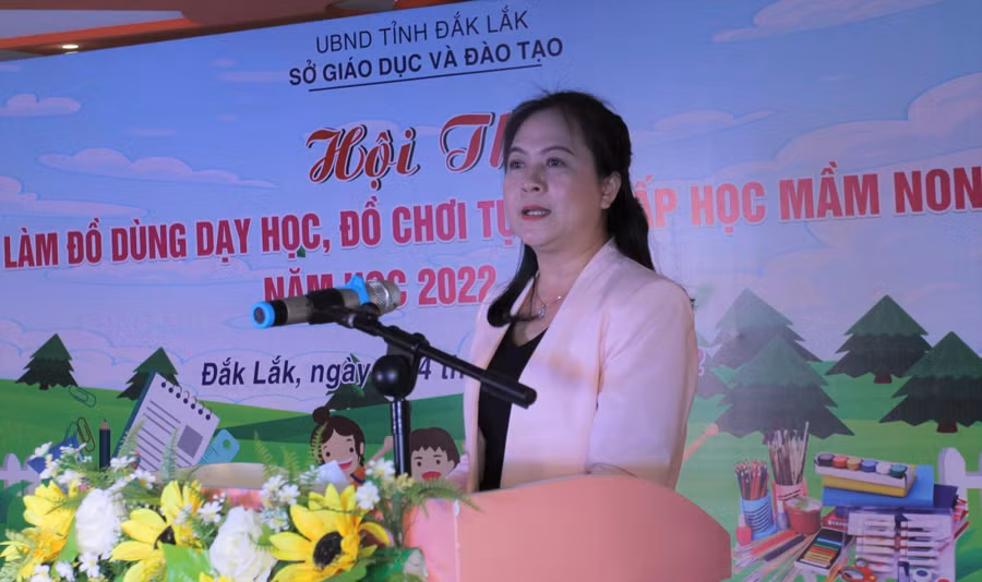 Phó Giám đốc Sở GD&amp;ĐT Lê Thị Kim Oanh phát biểu bế mạc hội thi.