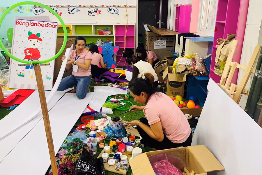 Các cô giáo đến từ phòng GD&amp;ĐT huyện M'Drắk thực hiện phần thi tại Hội thi.