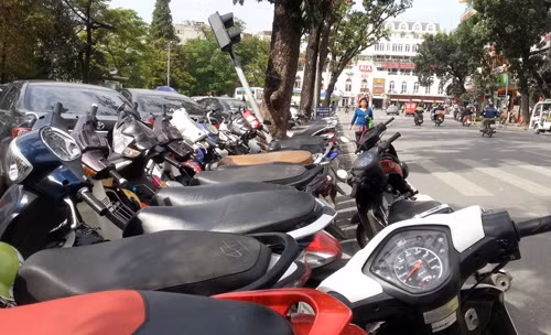 Bãi gửi xe trên đường Đinh Tiên Hoàng thu với giá 5.000 đồng/xe máy, ô tô từ 50-100.000 đồng cho một lượt 120 phút