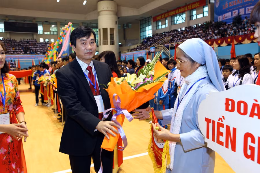 Ban chỉ đạo cùng Ban tổ chức tặng hoa...