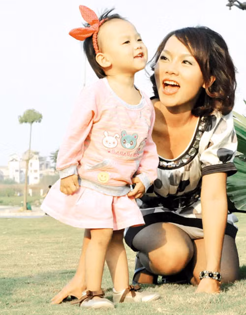 Ca sỹ Thái Thuỳ Linh hạnh phúc bên con.