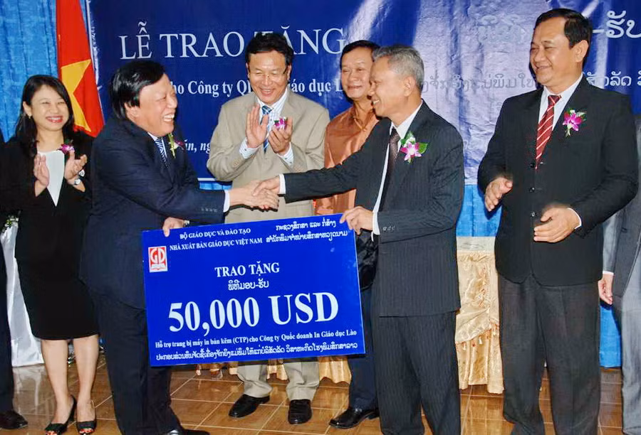 Ảnh 1: Lễ trao tặng có sự chứng kiến của Bộ trưởng Phạm Vũ Luận và Thứ trưởng Bộ Giáo dục và Thể thao Koongsy…(ghi tên đầy đủ hộ nhé)