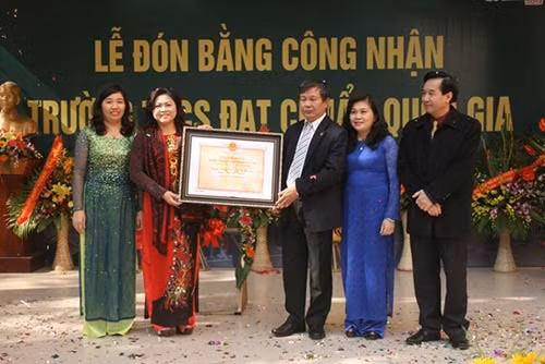 Ông Lê Ngọc Quang và ông Nguyễn Văn Hiếu trân trọng trao bằng chứng nhận Trường chuẩn Quốc gia cho BGH nhà trường. Ông Lê Ngọc Quang và Nguyễn Văn Hiếu trao bằng chứng nhận trường chuẩn cho BGH nhà trường.