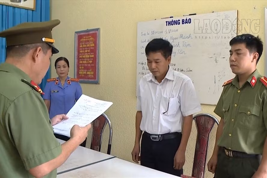 Cơ quan chức năng đọc lệnh khởi tố bị can với ông Trần Xuân Yến - Phó Giám đốc Sở GDĐT Sơn La. Ảnh: Công an Sơn La cung cấp.