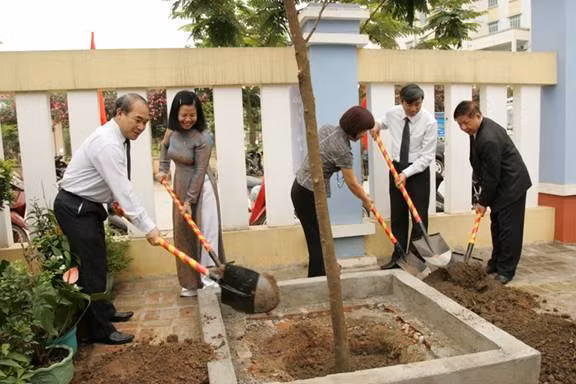 Hãy chăm sóc và giáo dục trẻ thơ ngay bây giờ! ảnh 4 Các đại biểu tham gia trồng cây lưu niệm