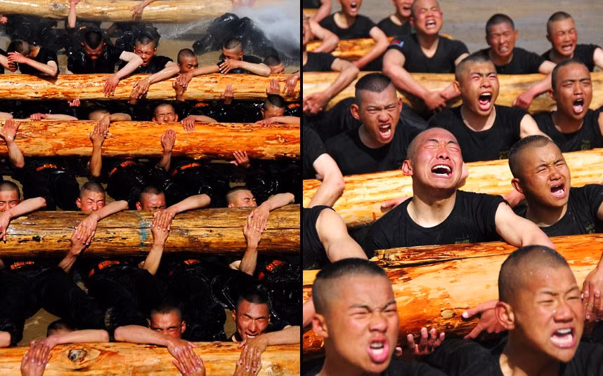 Những hình ảnh ấn tượng trong tuần ảnh 4 Police trainees take part in a drill with huge, heavy logs in Lhasa, Tibet Autonomous Region, China