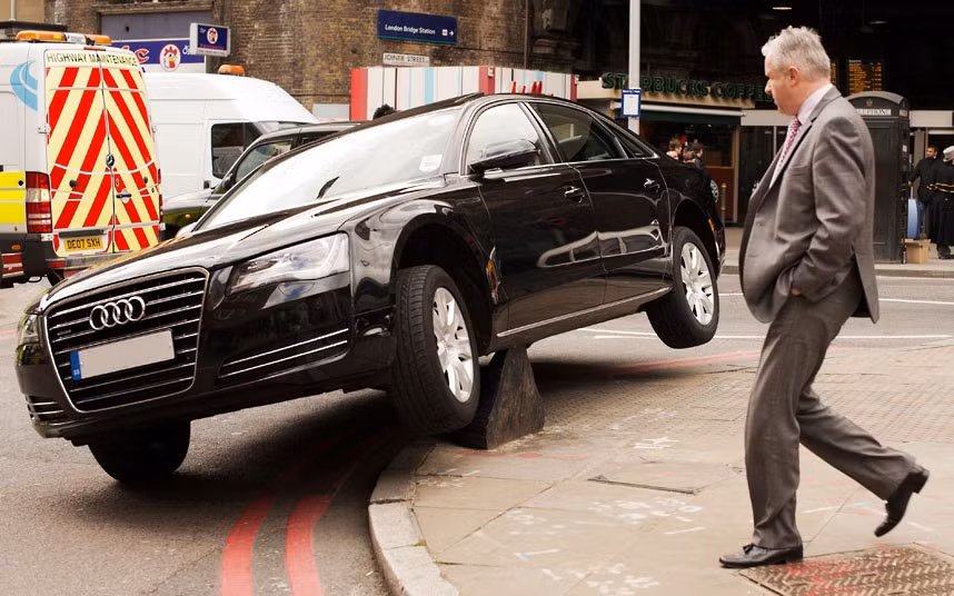 Những hình ảnh ấn tượng trong tuần ảnh 8 A man walks past a car that mounted a bollard near London Bridge station