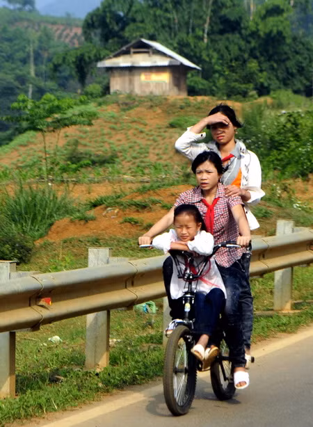 Một nhóm học sinh vùng cao Sơn La đi học về.