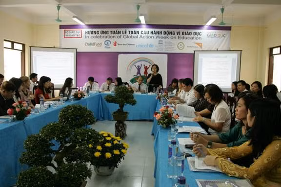 Hãy chăm sóc và giáo dục trẻ thơ ngay bây giờ! ảnh 3 Bàn tròn thảo luận với thông điệp: “Gia đình, Nhà trường và Xã hội chung tay vì sự phát triển toàn diện của trẻ thơ
