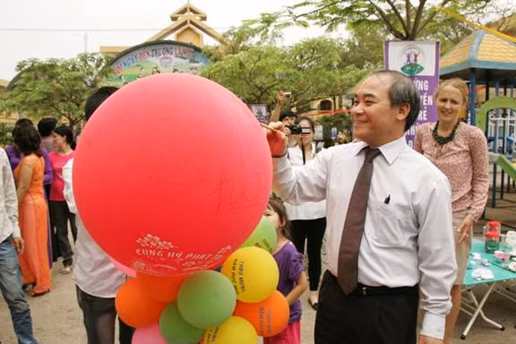 Hãy chăm sóc và giáo dục trẻ thơ ngay bây giờ! ảnh 5 Thứ trưởng Nguyễn Vinh Hiển ký thông điệp khẳng định sự quan tâm của ngành GD vì trẻ thơ