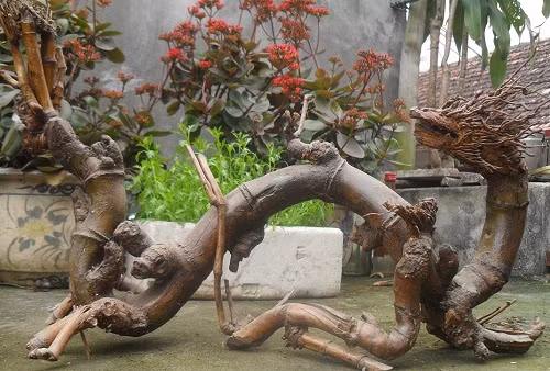 "Tình mẫu tử" là tác phẩm tạo thành từ một gốc tre và một gốc trúc, ca ngợi tình cảm cao đẹp nhất của con người, gợi nhớ về dòng giống dân tộc