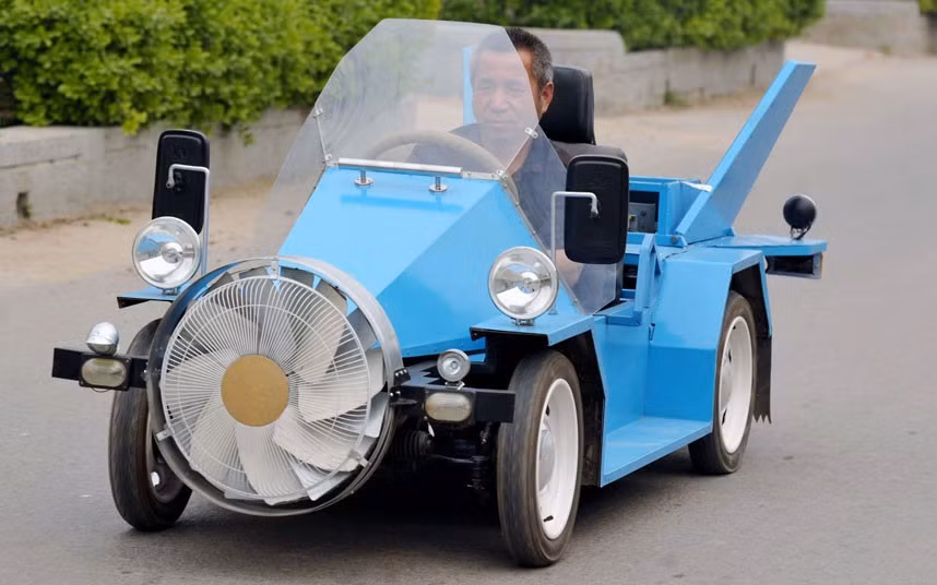 Những hình ảnh ấn tượng trong tuần ảnh 2 A farmer from Beijing has created a ’wind-powered’ vehicle that can reach speeds of 140km/h. The vehicle boasts batteries and electric generators, a fan in the front and two ’solar energy wings’ on the back to support electricity generation.