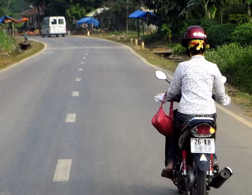 Đoạn gần tới chân đèo Pha Đin. Phụ nữ Thái ở đây gặp khó khi chấp hành đội mũ bảo hiểm, bởi phong tục búi tóc “tằng cẩu”.