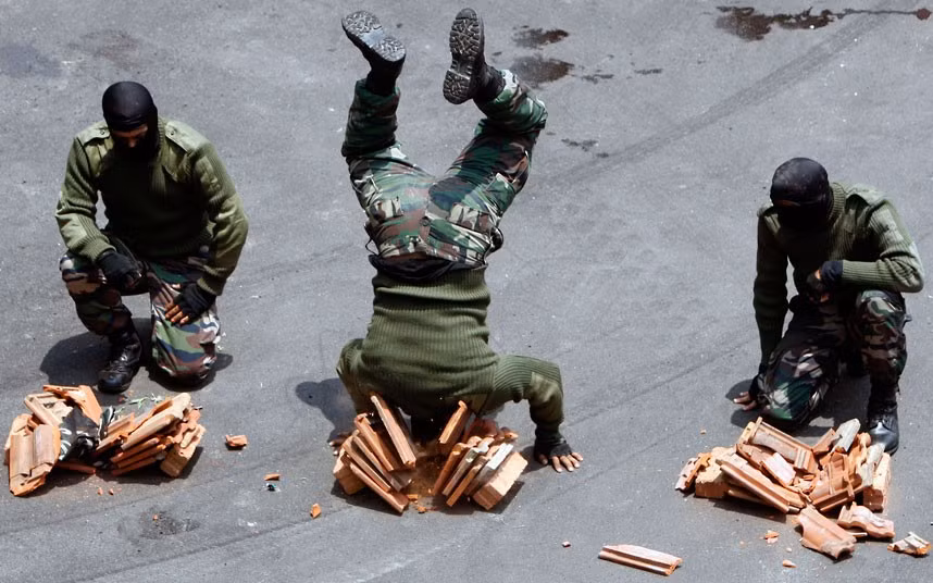 Những hình ảnh ấn tượng trong tuần ảnh 3 A Malaysian army soldier breaks tiles with his head during a demonstration at the 13th Defence Services Asia Exhibition and Conference in Kuala Lumpur