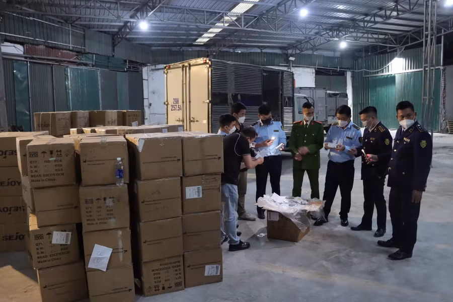 Lực lượng chức năng tiến hành kiểm tra lô hàng.