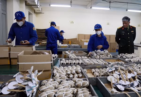 Sản xuất pháo hoa nổ tại Nhà máy Z121.