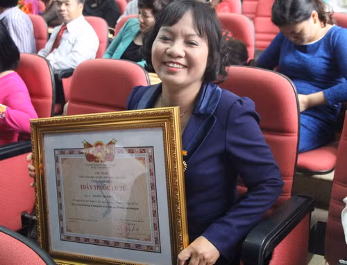 Tân Thầy thuốc Ưu tú Nguyễn Thị Hằng rạng ngời niềm vui khi được Chủ tịch nước phong tặng danh hiệu cao quý này Tân Thầy thuốc Ưu tú Nguyễn Thị Hằng rạng ngời niềm vui khi được Chủ tịch nước phong tặng danh hiệu cao quý này