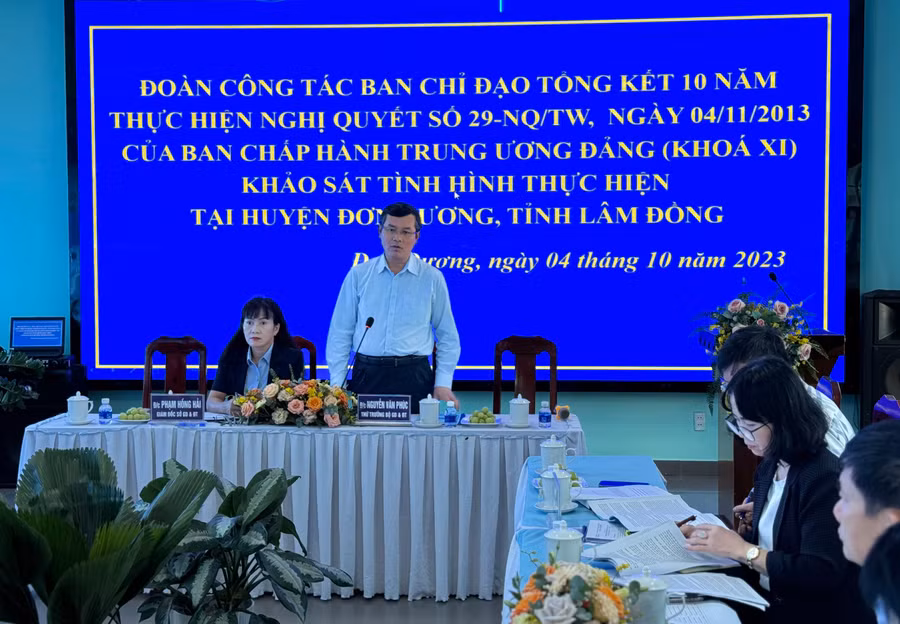 Thứ trưởng Nguyễn Văn Phúc khảo sát tổng kết Nghị quyết 29 tại Lâm Đồng - Ảnh: CTV
