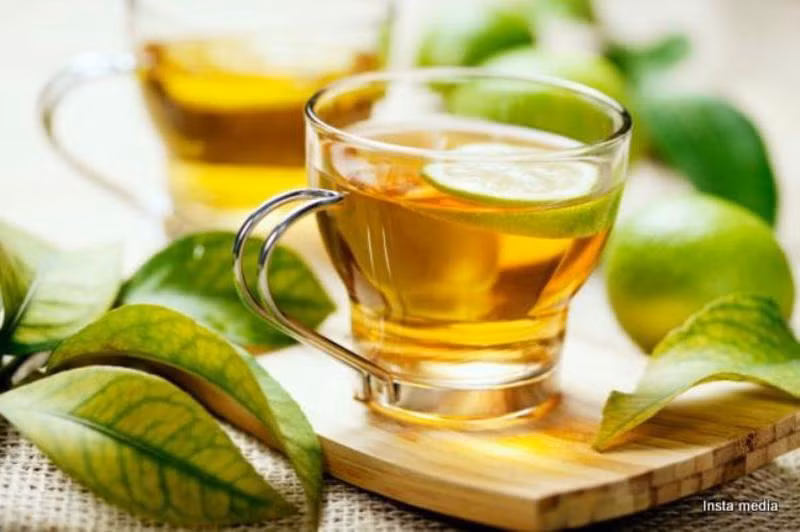 Trà xanh chứa nhiều chất chống oxy hóa được gọi là catechin giúp giảm cân bằng cách huy động chất béo. Ảnh: iStock.
