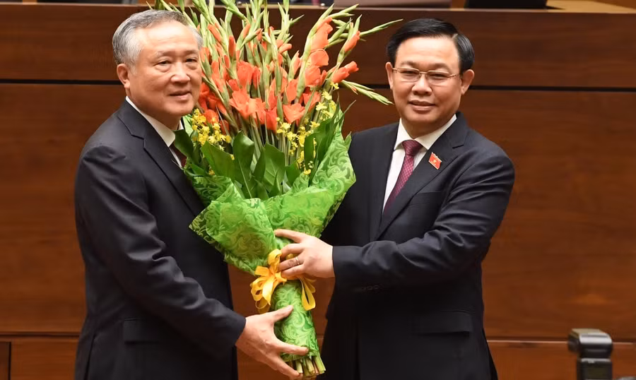 Chủ tịch Quốc hội tặng hoa chúc mừng Chánh án Toà án nhân dân tối cao Nguyễn Hoà Bình