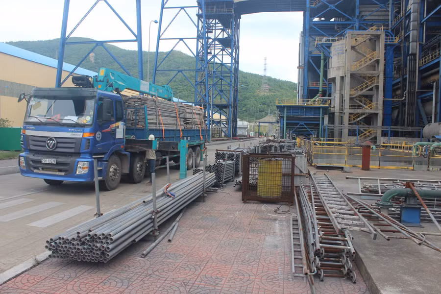Tập kết vật liệu, máy móc chuẩn bị cho công tác đại tu