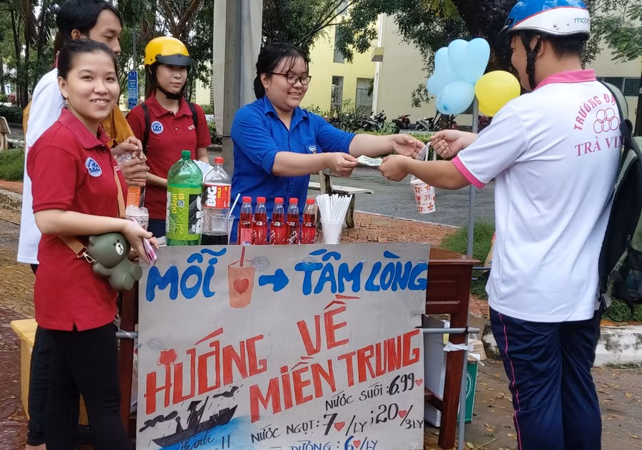 Các bạn sinh viên tổ chức hoạt động quyên góp hướng về miền Trung