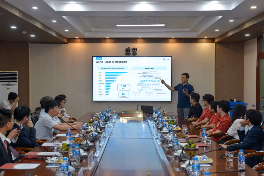 Theo Biên bản ghi nhớ hợp tác, VinAI sẽ hỗ trợ PTIT trong định hướng và xây dựng chương trình đào tạo Trí tuệ nhân tạo bậc đại học và sau đại học nhằm đáp ứng nhu cầu phát triển nguồn nhân lực chất lượng cao của xã hội. Theo Biên bản ghi nhớ hợp tác, VinAI sẽ hỗ trợ PTIT trong định hướng và xây dựng chương trình đào tạo Trí tuệ nhân tạo bậc đại học và sau đại học nhằm đáp ứng nhu cầu phát triển nguồn nhân lực chất lượng cao của xã hội.