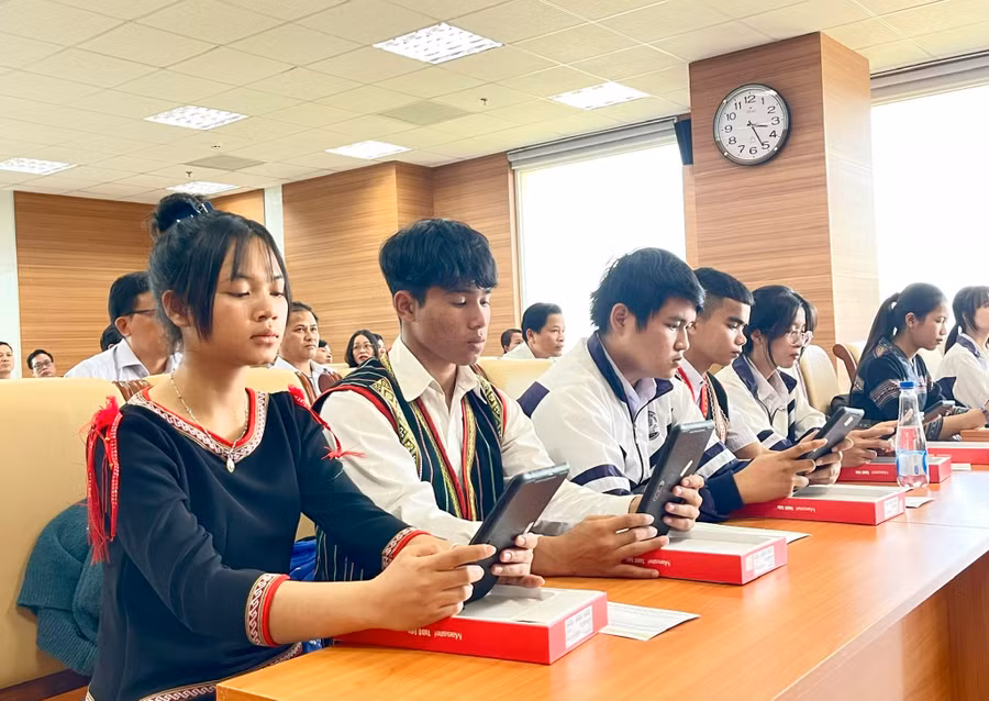 Học sinh trải nghiệm máy tính bảng từ chương trình “Sóng và máy tính cho em”. Học sinh trải nghiệm máy tính bảng từ chương trình “Sóng và máy tính cho em”.