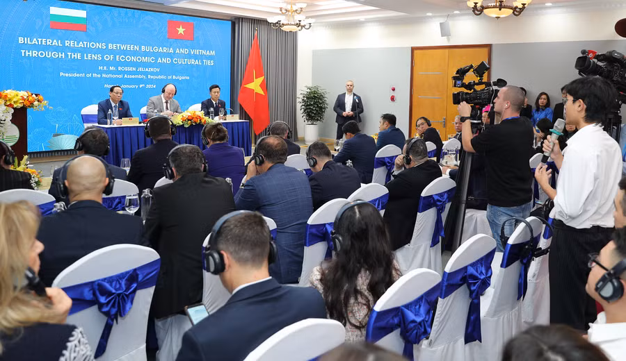 Chủ tịch Quốc hội Bulgaria ngài Rossen Dimitrov Jeliazkov giao lưu cùng các bạn sinh viên.