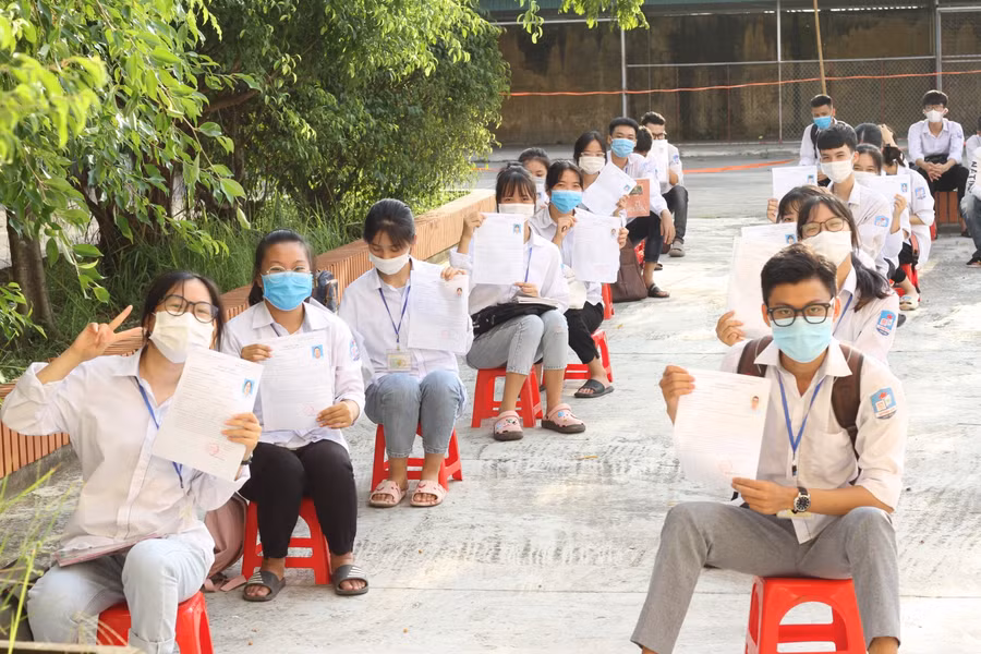 Một nửa lớp học của trường THPT Quỳnh Côi tham gia dự thi tại điểm thi Trung tâm GDNN-GDTX huyện Quỳnh Phụ.