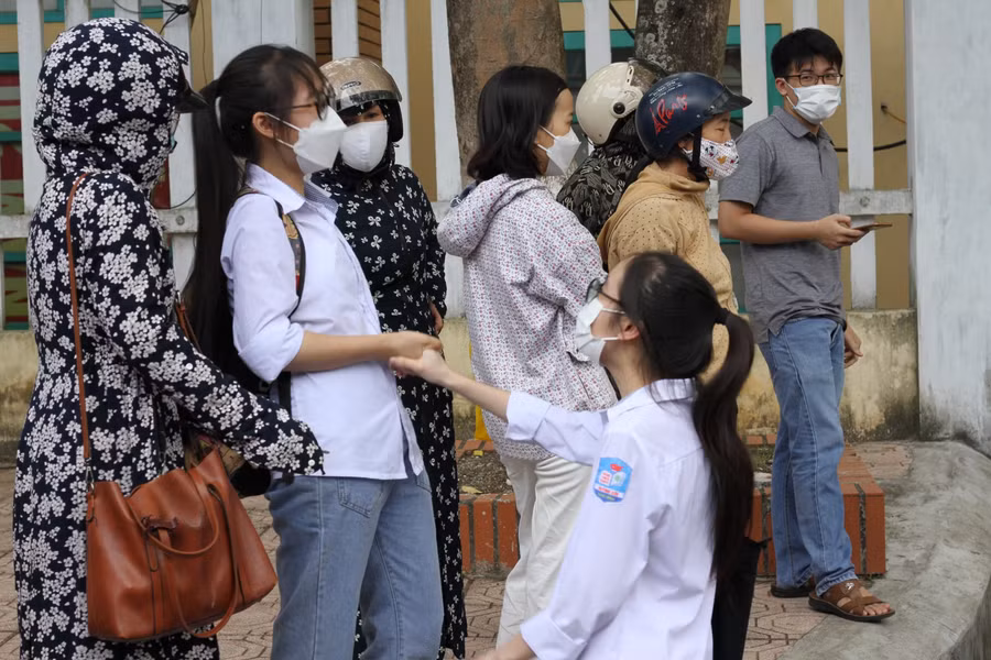 Đánh giá về đề thi Ngữ Văn năm nay, nhiều thí sinh dự thi tại điểm trường THPT Quỳnh Côi cho biết đề thi năm nay phù hợp với khả năng. “Đề thi không quá dài với thời gian. Cá nhân em đánh giá đề năm nay vừa sức với mình. Bản thân em hoàn thành tương đối ổn đề thi trong thời gian đưa ra”, thí sinh N.T.O. (trường THPT Quỳnh Côi) cho biết.