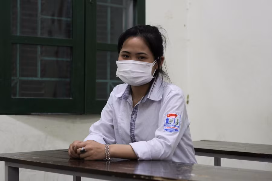 Là một trong 5 thí sinh của huyện Đông Hưng dự thi tại điểm thi trên địa bàn huyện Quỳnh Phụ, một thí sinh cho biết buổi sáng ngày 7/7, bản thân thí sinh này phải dậy sớm để theo xe sang điểm thi tại huyện Quỳnh Phụ. Tâm lý em lúc đầu rất lo lắng bởi không có người thân đi cùng nhưng khi được các cán bộ động viên, hướng dẫn, em cảm thấy tự tin hơn và hoàn thành khá tốt môn thi Ngữ Văn.