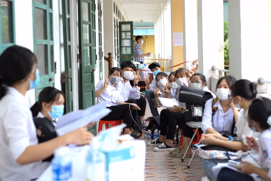 Ghi nhận của PV báo GD&amp;TĐ sau khi kết thúc môn thi Ngữ Văn tại điểm thi Trung tâm GDNN-GDTX huyện Quỳnh Phụ, các thí sinh cho biết cảm thấy thoải mái sau khi hoàn thành xong bài thi môn Ngữ Văn.
