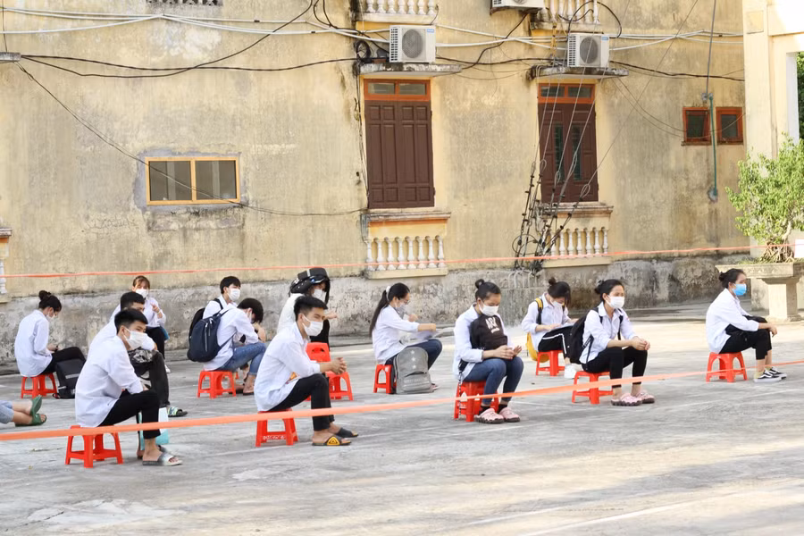 Điểm thi Trung tâm GDNN-GDTX huyện Quỳnh Phụ (Thái Bình) là điểm thi tập trung những thí sinh thuộc diện F1, F2 và những thí sinh sinh sống trong khu vực phong tỏa của tỉnh Thái Bình. Đa số các thí sinh này đều trú tại các xã trên địa bàn huyện Quỳnh Phụ.