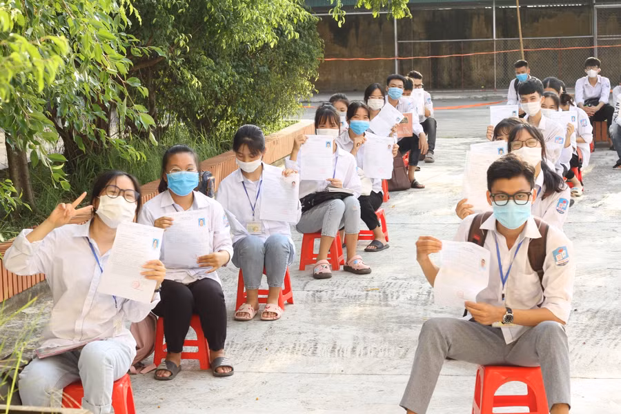 Các thí sinh thuộc diện F2 tại điểm thi Trung tâm GDNN-GDTX huyện Quỳnh Phụ tự tin trước khi bước vào môn thi đầu tiên.