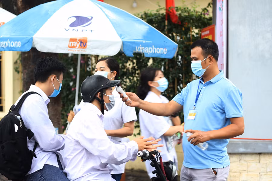 Nhiều thí sinh có mặt từ sớm tại điểm thi trường THPT Nguyễn Huệ.