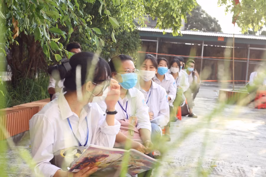 Theo thông tin từ điểm thi Trung tâm GDNN-GDTX huyện Quỳnh Phụ, tất cả các thí sinh có tên trong danh sách thi tại trường đều được xe đưa đón đến điểm thi an toàn.