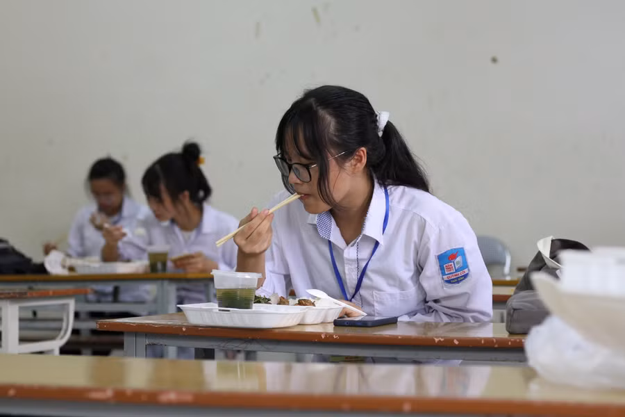 Mặc dù thi tại điểm thi riêng biệt dành cho các trường hợp F1, F2 và các thí sinh sống tại khu vực cách ly nhưng chúng em đều rất thoải mái khi bước vào môn thi đầu tiên. Theo đánh giá của em, đề thi Ngữ văn năm nay có sự phân hóa khá rõ trong các câu hỏi của phần đọc hiểu. Tác phẩm Sóng của Xuân Quỳnh cũng được em ôn luyện kỹ nên bản thân em khá tự tin sau môn thi đầu tiên”, một thí sinh dự thi tại phòng thi dành cho các trường hợp F2 cho biết.