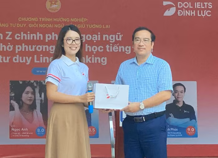 Cô Đỗ Thị Ngọc Anh - Đại diện DOL English gửi tặng món quà tới BGH nhà trường.