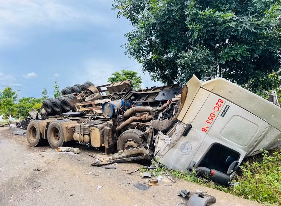 Xe đầu kéo bị lật nghiêng bên vệ đường.