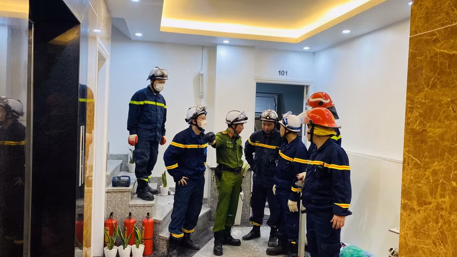 Ngay sau khi nhận được tin báo, lực lượng chắc năng đã có mặt tại hiện trường triển khai các phương án cứu người gặp nạn.