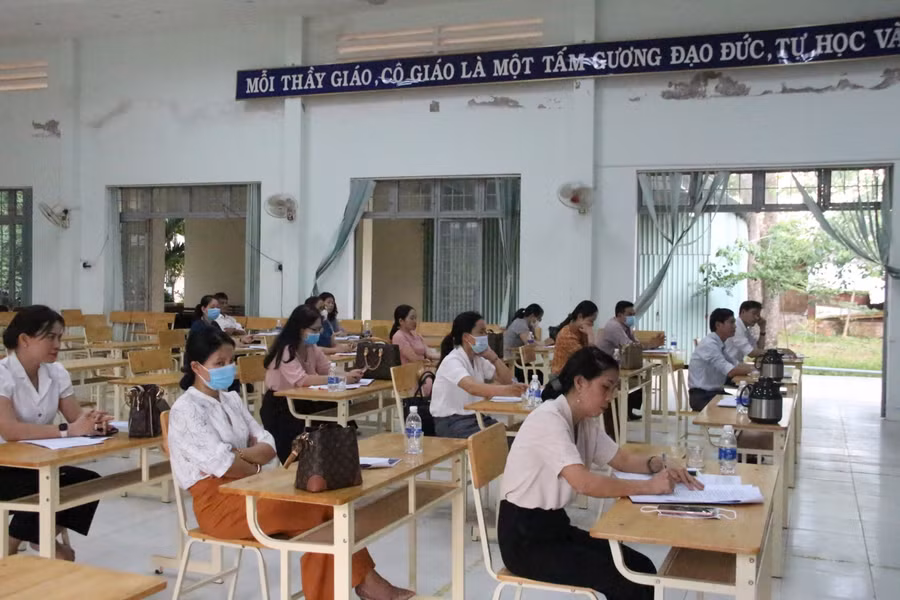 Giáo viên trường THPT Trần Quốc Tuấn tham gia, đóng góp ý kiến tại buổi họp bàn về kế hoạch chiến lược phát triển nhà trường.