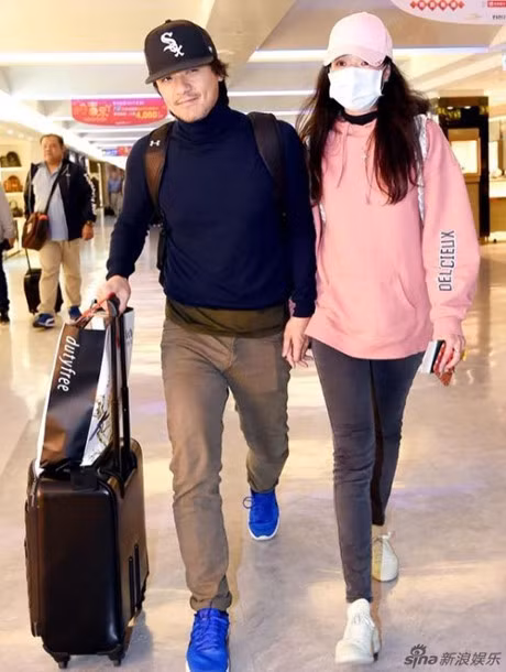 Thu Ky va Phung Duc Luan lan dau nam tay nhau lo dien sau khi ket hon - Anh 3