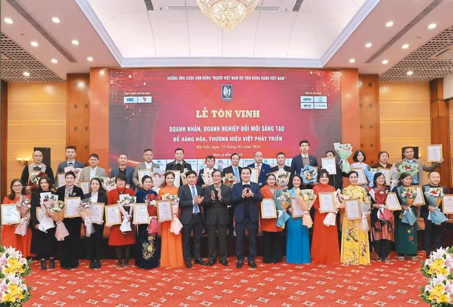 Các doanh nhân, doanh nghiệp được tuyên dương.