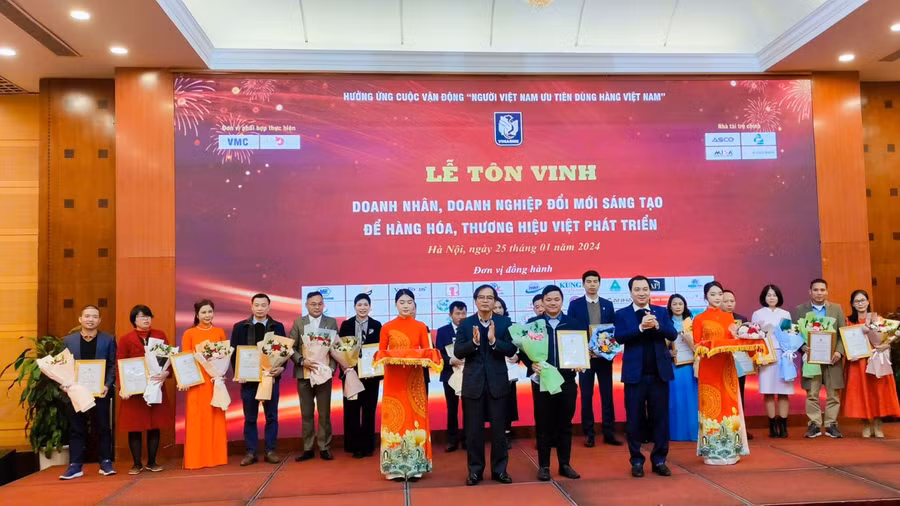 Lễ tôn vinh doanh nhân, doanh nghiệp đổi mới sáng tạo.