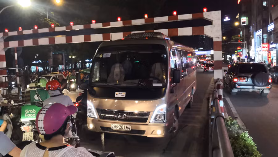 Hiện trường xe ô tô 29 chỗ mặt kẹt tại cầu vượt Thái Hà