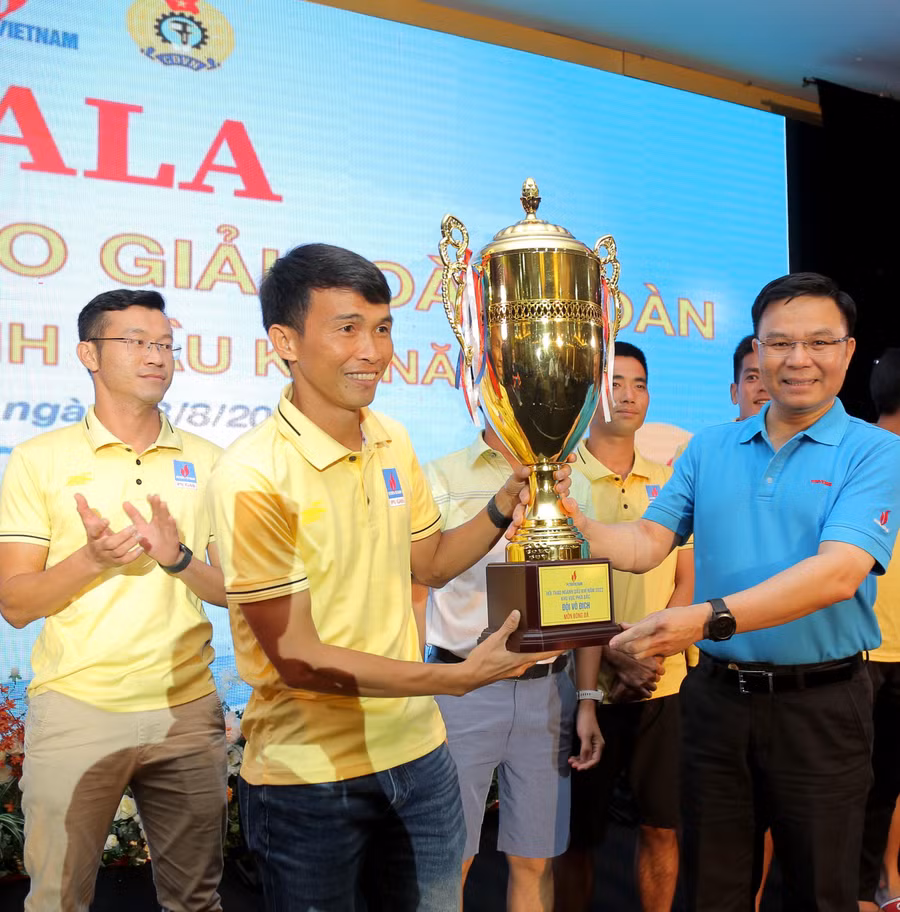 Tổng giám đốc trao cup bóng đá.