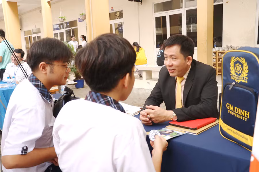 Thầy Trịnh Hữu Chung - Phó Hiệu Trường ĐH Gia Định tư vấn tuyển sinh cho thí sinh.