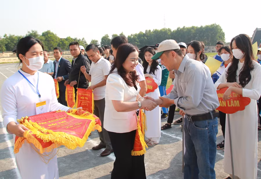 Bà Lê Thị Hương - Giám đốc Sở GD&ĐT Quảng Trị động viên các đội thi. Bà Lê Thị Hương - Giám đốc Sở GD&ĐT Quảng Trị động viên các đội thi.